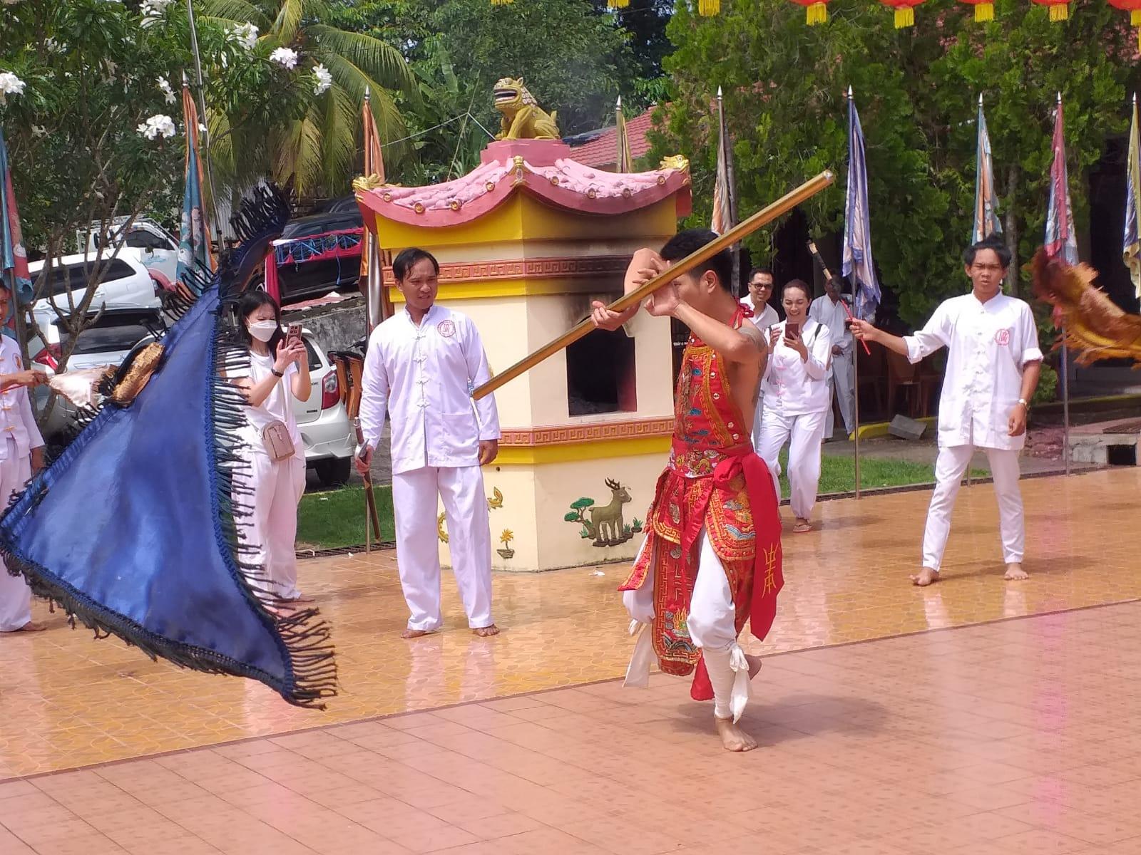 Tangsin Peragakan Gaya Seperti Raja Kera Sakti Saat Ritual Sembahyang Cap Go Meh di Kotamobagu