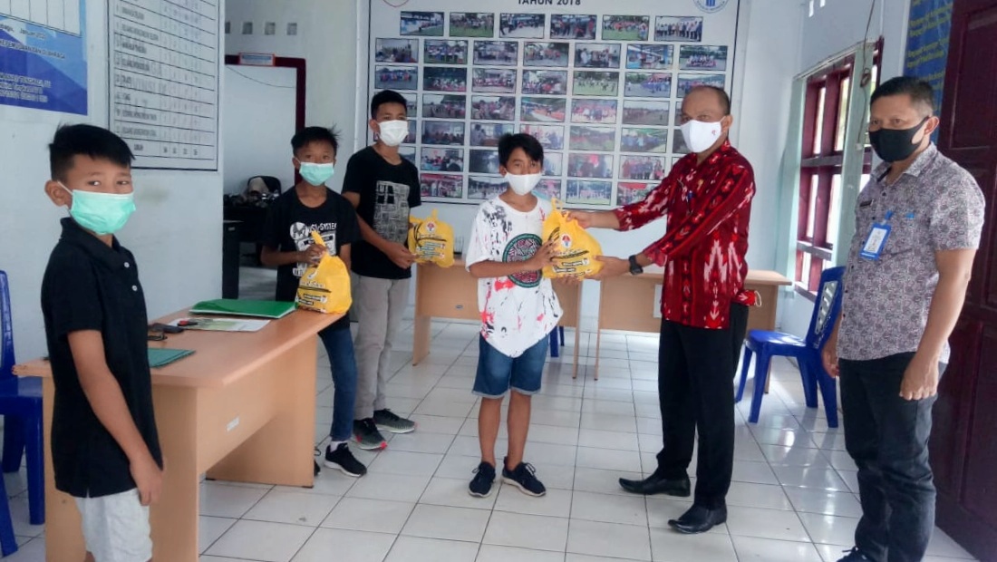 Atlet dan Pelatih Olahraga di Kotamobagu Dapat Masker dan Vitamin