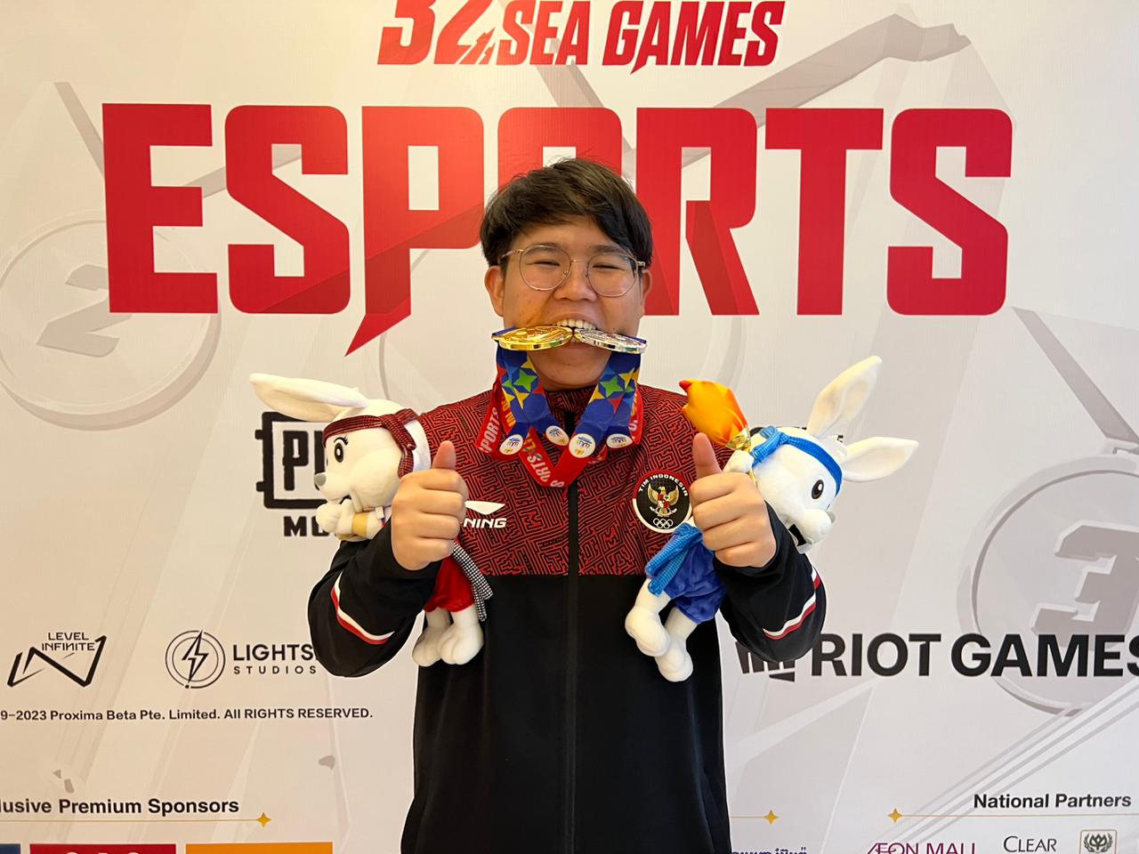 atlet-esport-sulawesi-utara-allan-r-kumaseh-meraih-medali-emas-dan-perak-sea-games-2023-di-kamboja.jpg