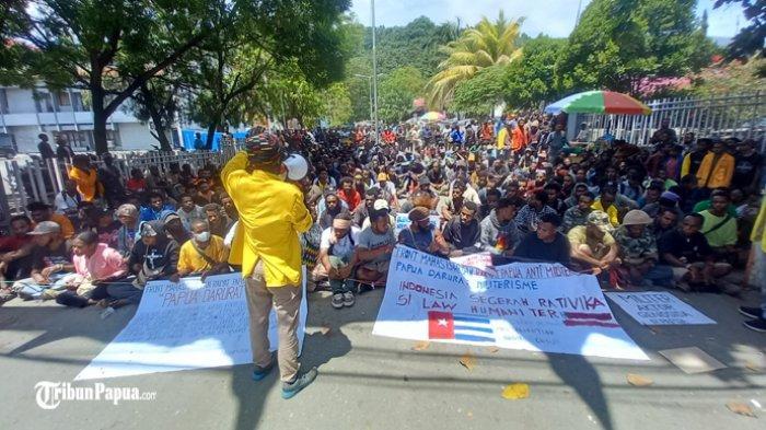 atusan-mahasiswa-yang-tergabung-dalam-Front-Mahasiswa-dan-Rakyat-Papua-Anti-Militerisme-FMRPAM.jpg