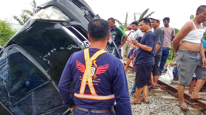 Avanza Tertabrak Kereta Api, 5 Orang Termasuk Seorang Bayi Dibawa ke Rumah Sakit