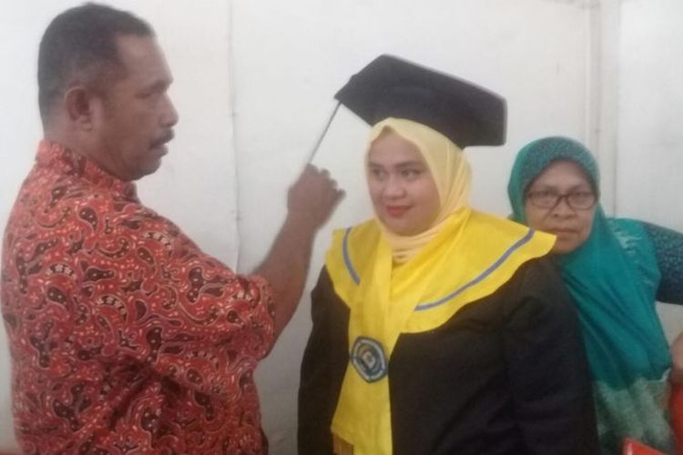 Kisah Ayah, Seorang Penjual Es yang Mewisuda Putrinya di Warnet karena Tak Punya Laptop