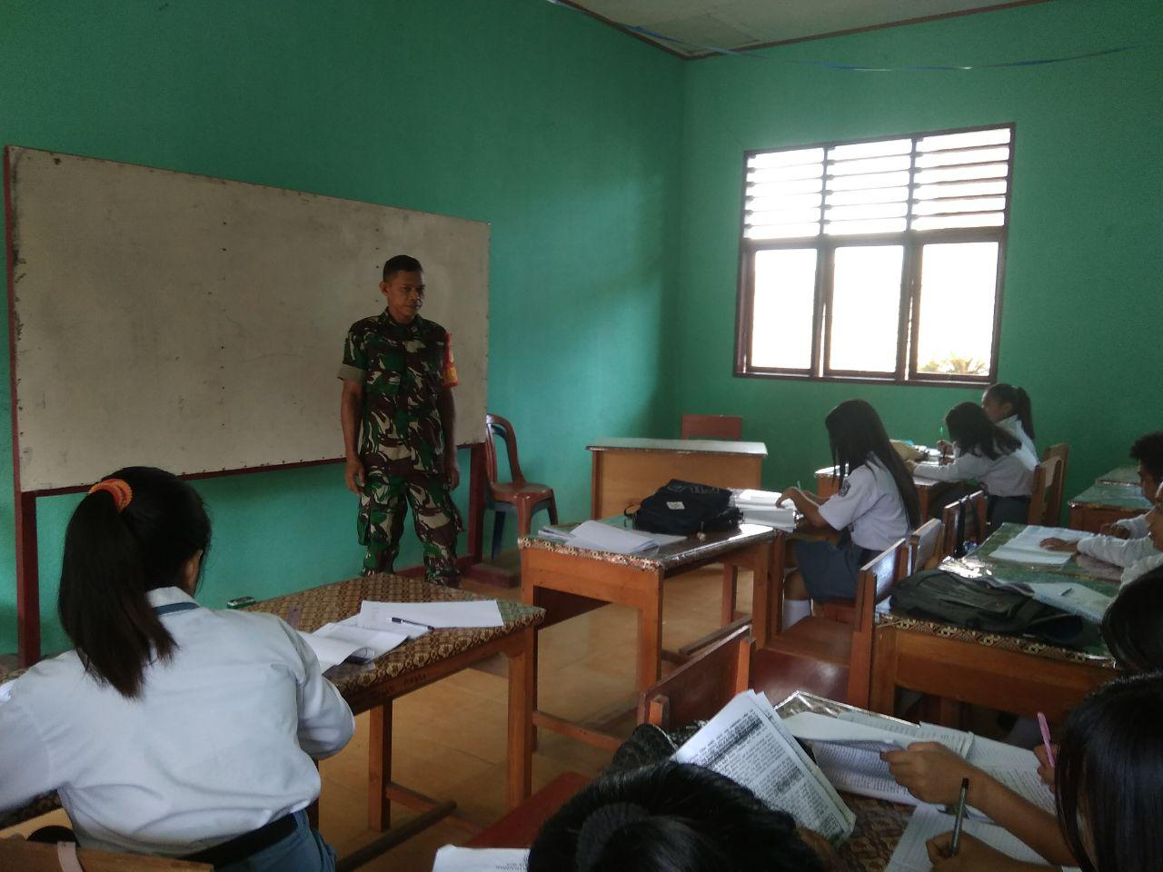 babinsa-berikan-materi-empat-pilar-kebangsaan-kepada-siswa-sma-negeri-1-pinogaluman.jpg