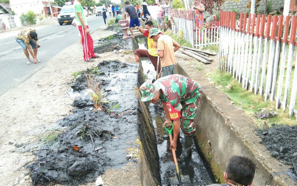 babinsa-bersihkan-selokan-di-bolaang-uki.jpg