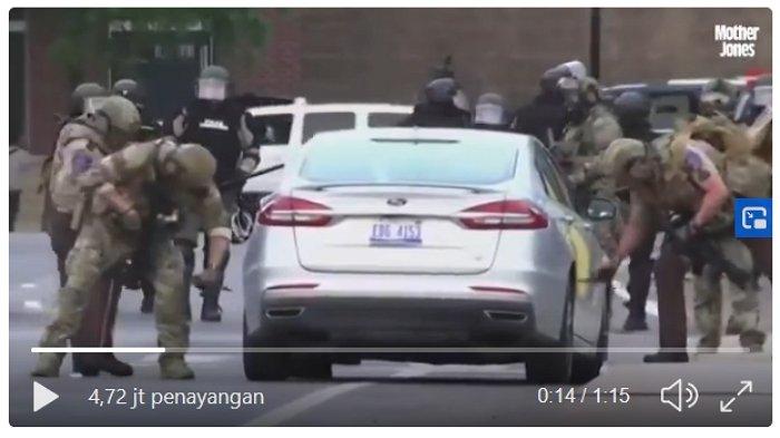 Polisi Robek Ban Mobil Warga Agar Tak Digunakan Menabrak Mobil Polisi Saat Demo George Floyd