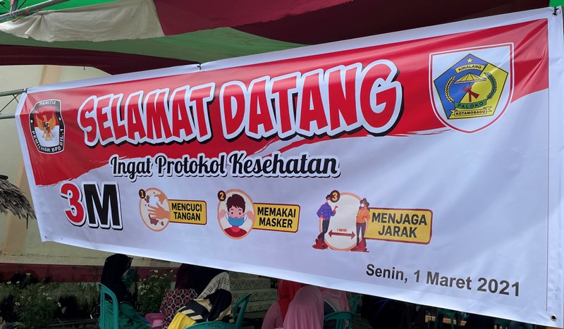 banner-yang-terpampang-sebelum-memasuki-area-pemungutan-suara.jpg