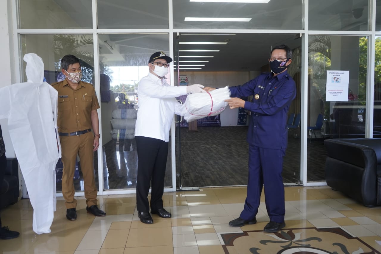 bantuan-apd-diserahkan-ke-wali-kota.jpg