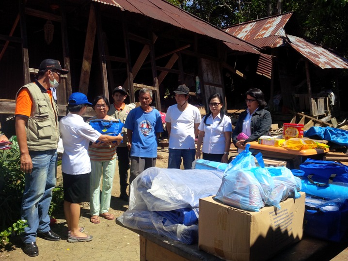 bantuan-bpbd-minahasa-korban-puting-beliung_20170208_200558.jpg