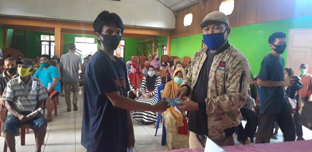 79 KK di Desa Tutuyan Dua Terima Bantuan Langsung Tunai