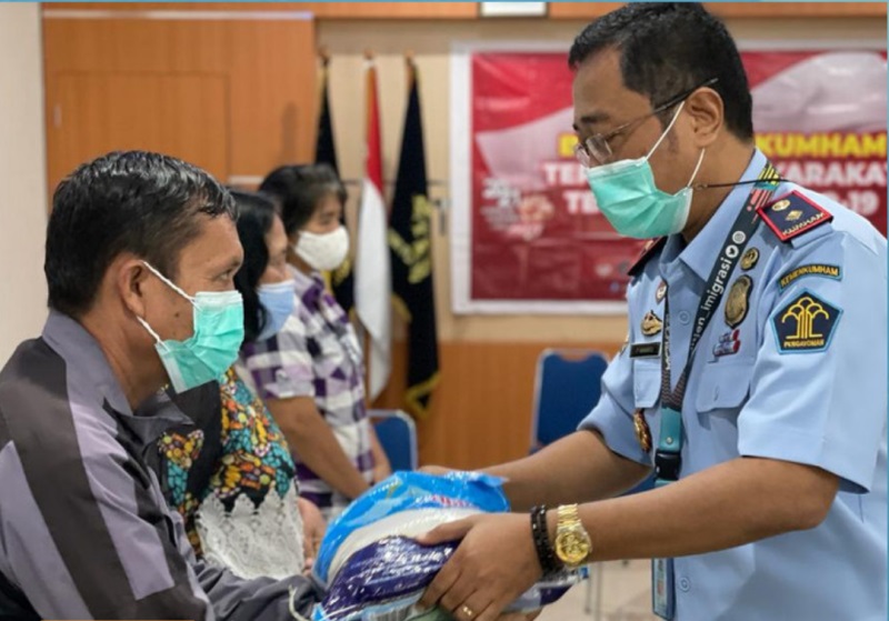 Kantor Imigrasi Kelas II TPI Bitung Bantu Masyarakat Terdampak Covid-19