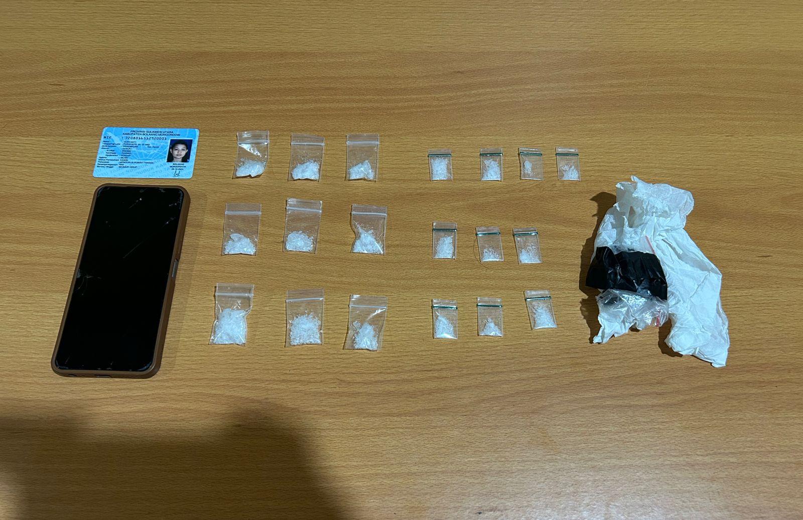 barang-bukti-19-paket-sabu-dan-sebuah-hp-merk-Vivo-Y21.jpg