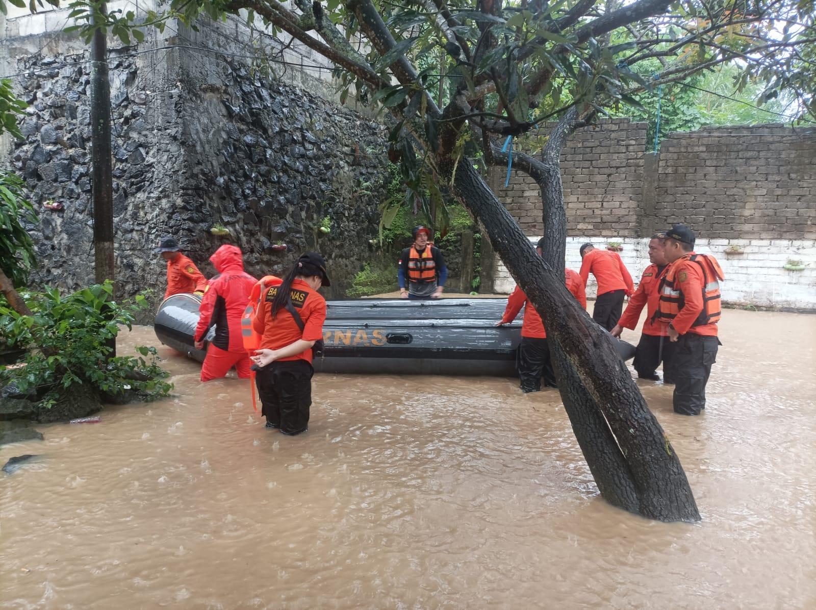 Basarnas Manado Evakuasi 12 Warga Kelurahan Paal Dua Sulawesi Utara yang Terjebak Banjir