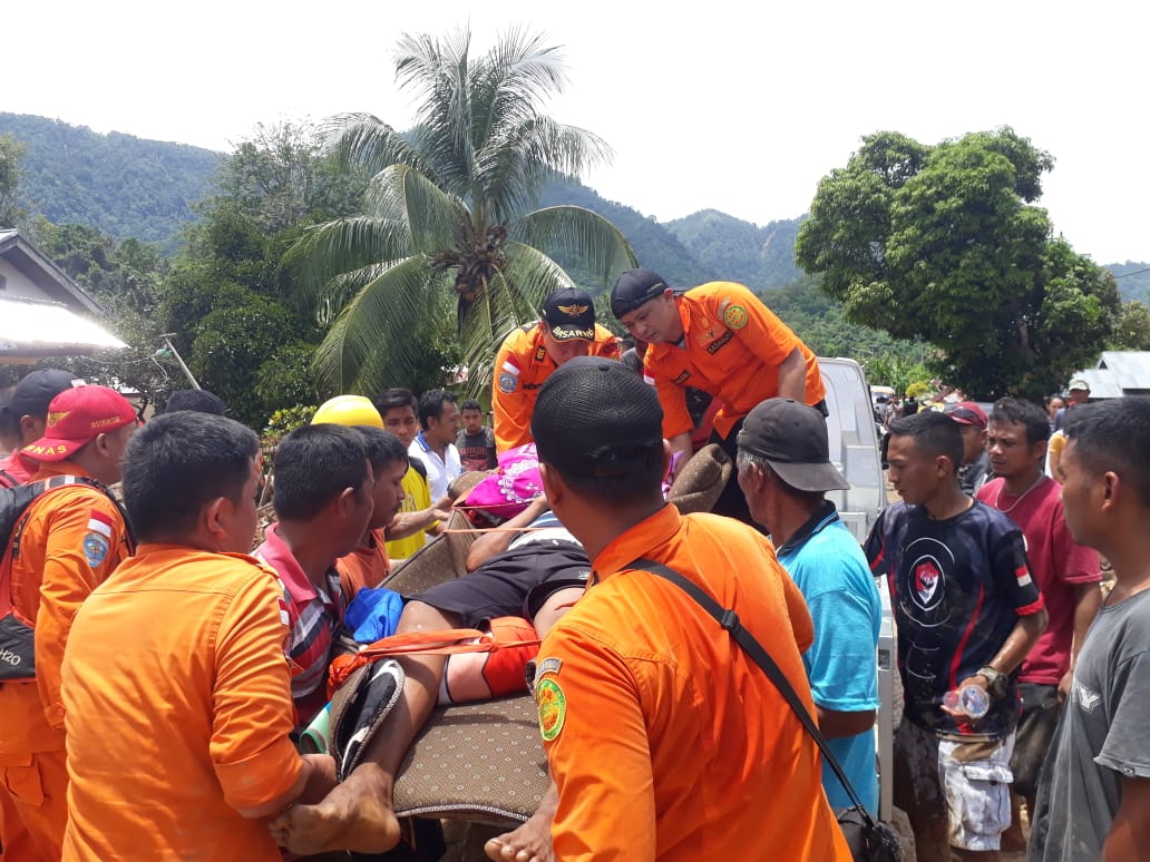 Basarnas Evakuasi Warga Bolmut Yang Sakit Pasca Banjir Bandang