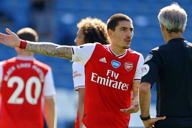 bek-arsenal-hector-bellerin-melakukan-protes-terhadap-wasit-martin-atkinson.jpg