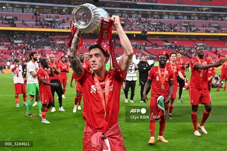 bek-liverpool-kostas-tsimikas-melakukan-selebrasi-dan-mengangkat-trofi-usai-liverpool.jpg