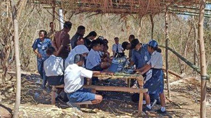18 Siswa di NTT Latihan Menggunakan Komputer di Atas Bukit, Tak Ada Jaringan Internet di Sekolah