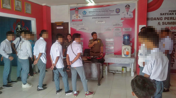 belasan-pelajar-di-kota-bitung-diberikan-arahan-oleh-kasatpol-pp-kota-bitung-34584.jpg