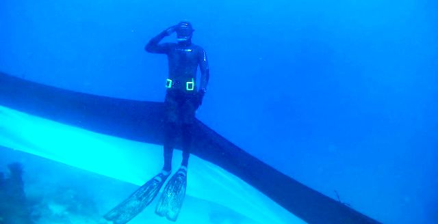 Peringati HUT RI ke-75, WASI Gelar Parade Bendera Bawah Laut