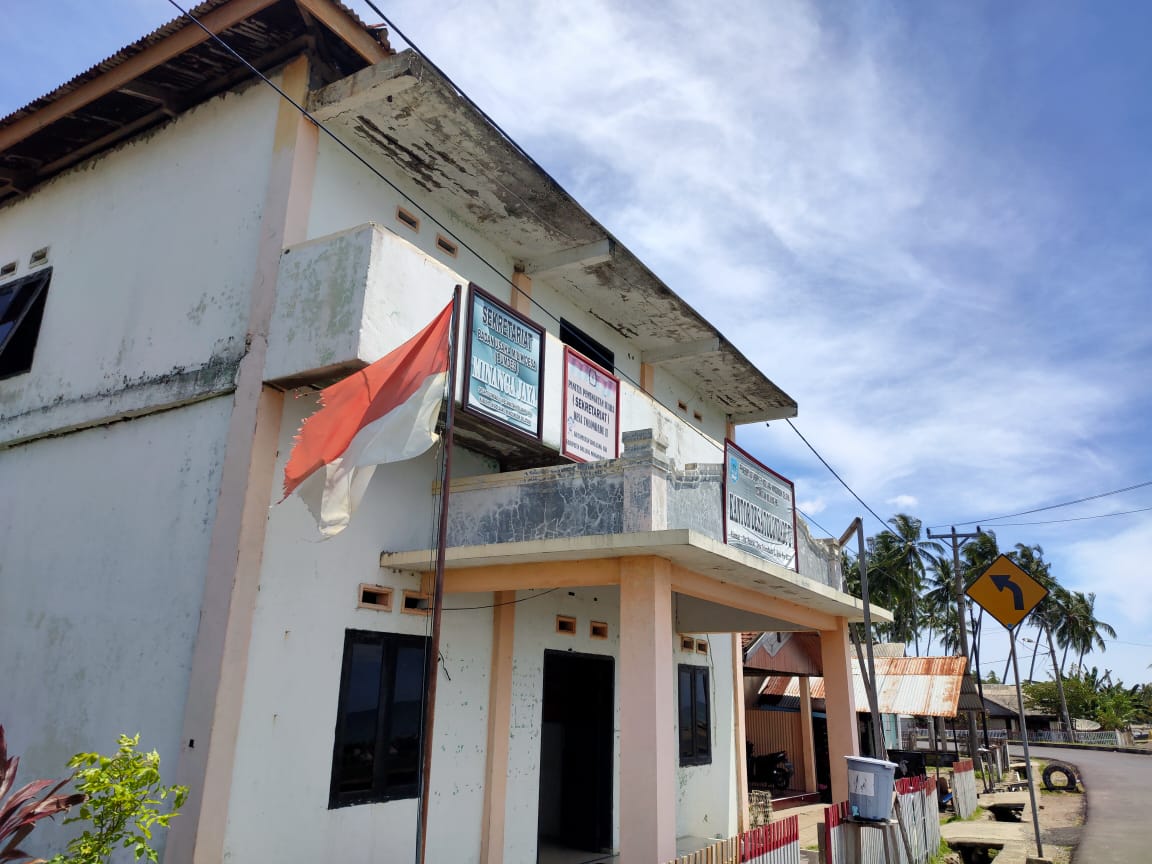 Bendera Merah Putih di Kantor Desa Tolondadu Dua Kusam dan Robek, Begini Jawab Sekdes!