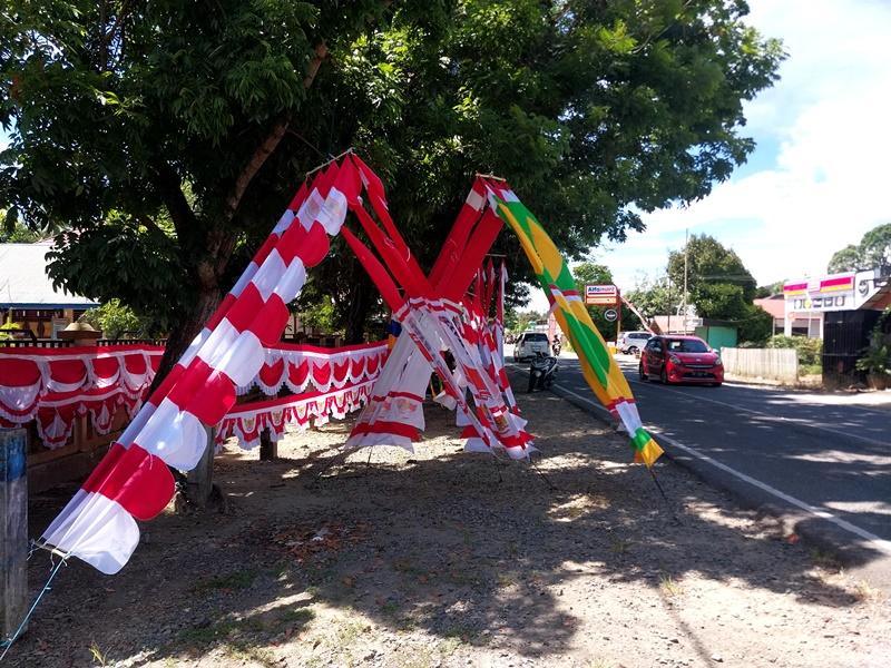 bendera-merah-putih-yang-berjualan-di-trotoar-Jalan-Trans.jpg