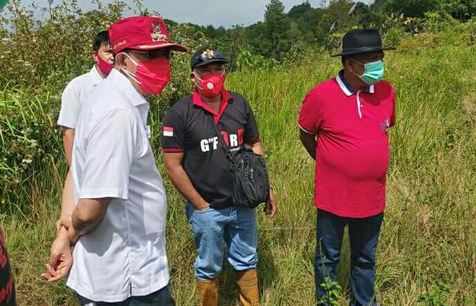 Bersama Gubernur Olly Dondokambey, Bupati Royke Octavian Roring Kunjungi Kebun Raya di Makawembang
