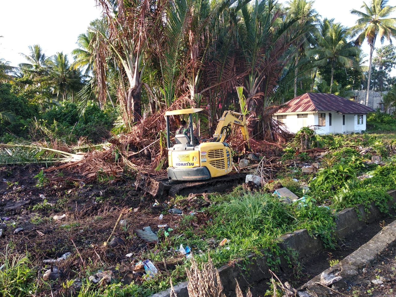 Prajurit Satgas TMMD Bersihkan Sampah di Desa