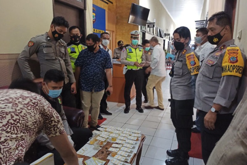 biddokkes-polda-sulawesi-utara-sulut-menggelar-tes-urine-terhadap-puluhan-personel.jpg