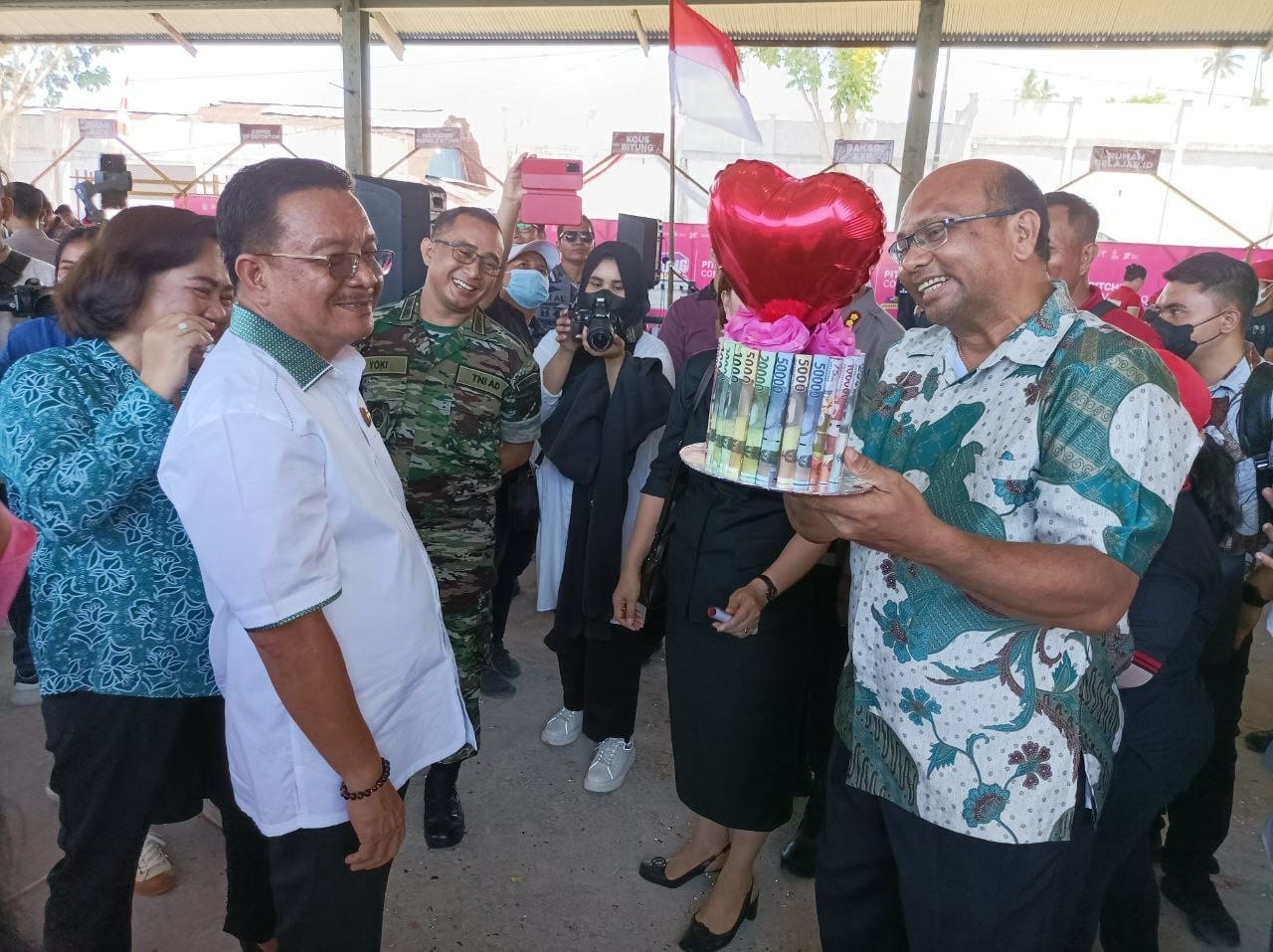 Wali Kota Bitung Maurits Mantiri Jadikan Produk UMKM Oleh-oleh dari Pemerintah kepada Tamu