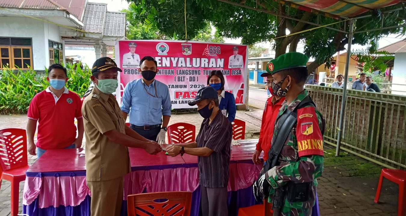 78 Kepala Keluarga di Desa Walewangko Terima BLT-DD Tahap Dua