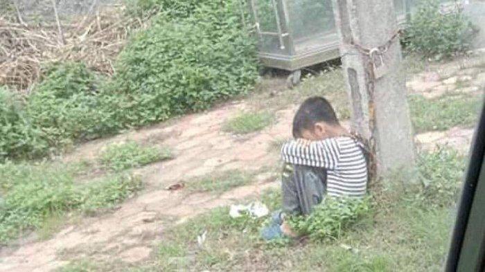 Netizen Marah Bocah Diikat dengan Rantai Besi di Tiang Listrik Pinggir Jalan, Ternyata Ini Alasannya