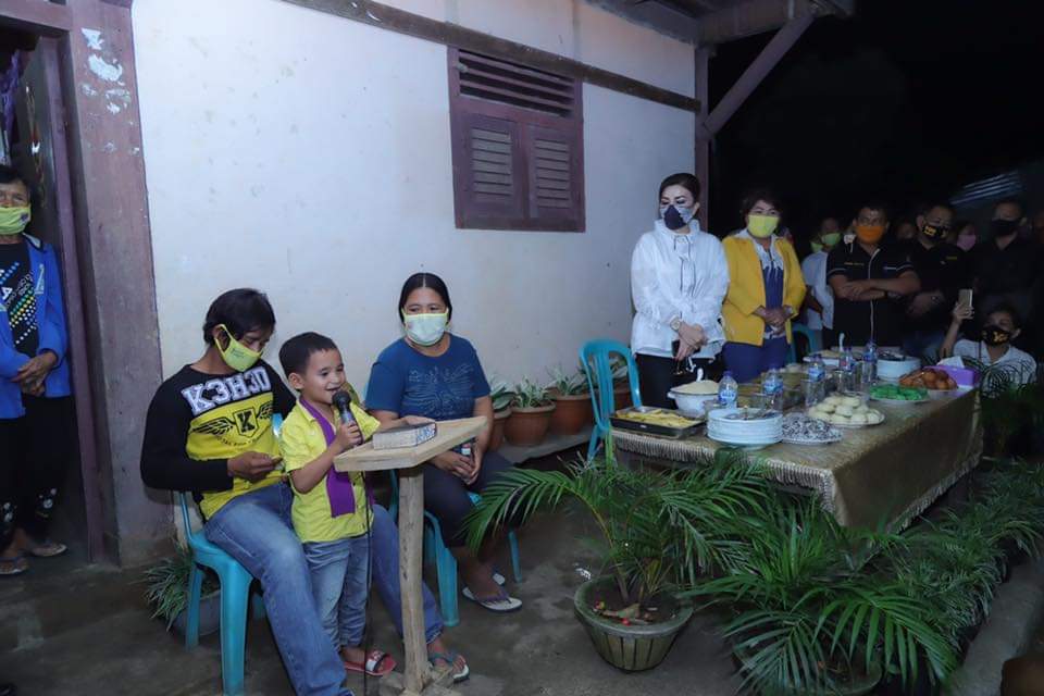 Bupati Tetty Paruntu Terkesima Lihat Bocah 6 Tahun Pimpin Ibadah Seperti Pendeta