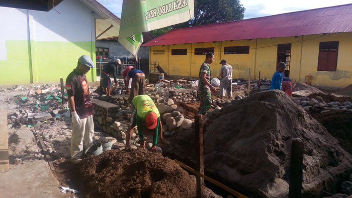 Wujud Kamanunggalan TNI, Babinsa Bersama Masyarakat Buat Pondasi Sekolah PAUD