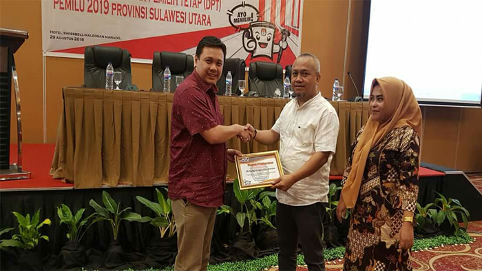 KPU Bolsel Terima Piagam Penghargaan