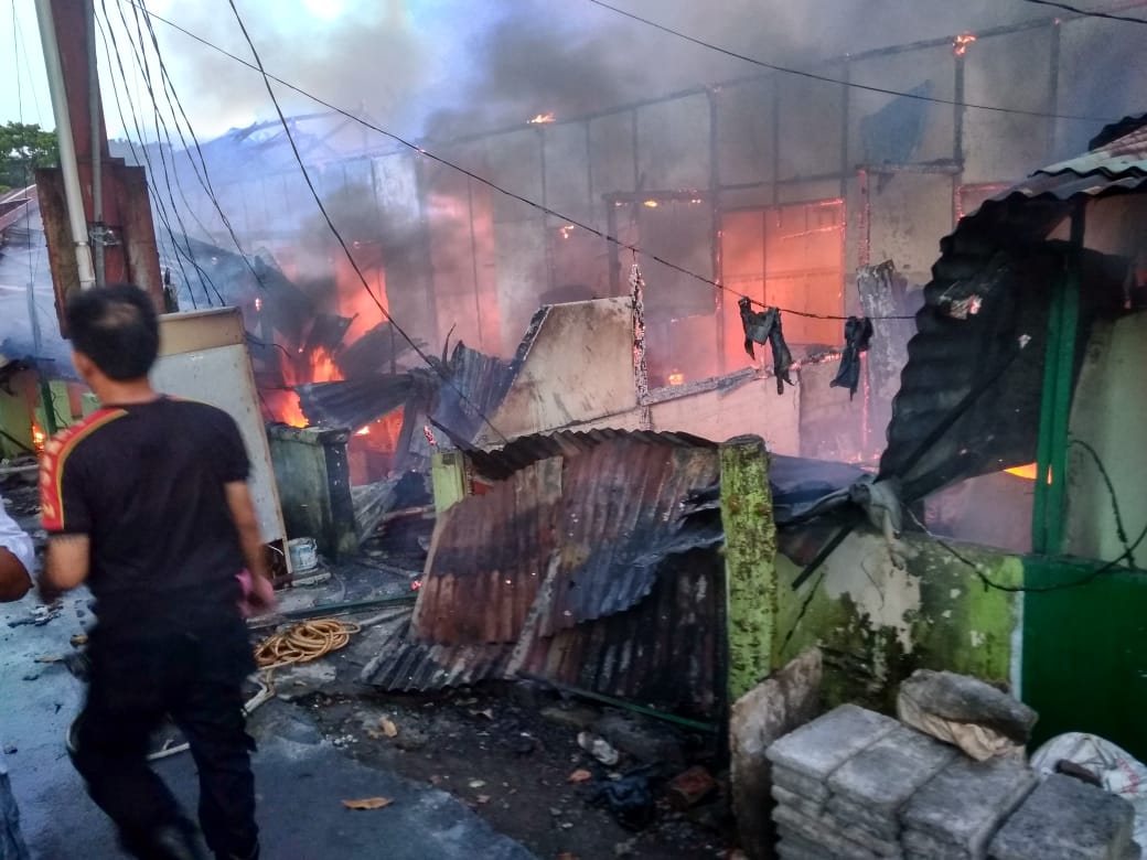 breaking-news-10-barak-tni-ad-terbakar.jpg