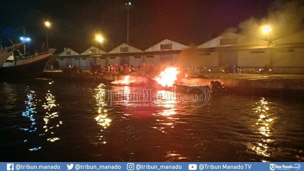 breaking-news-5-kapal-terbakar-di-pelabuhan-nusantara-bitung-5.jpg