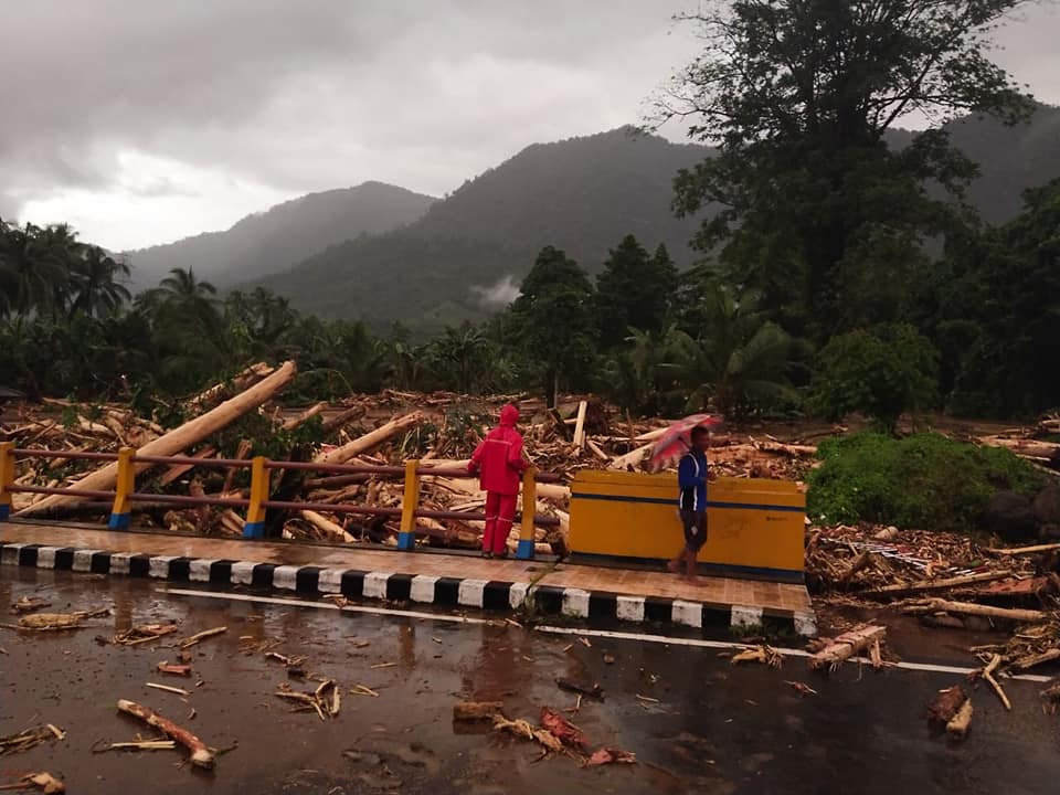 BREAKING NEWS! BANJIR Bandang Terjang Desa Sangtombolang, 2 Anak Hanyut, 1 Meninggal, 1 Hilang