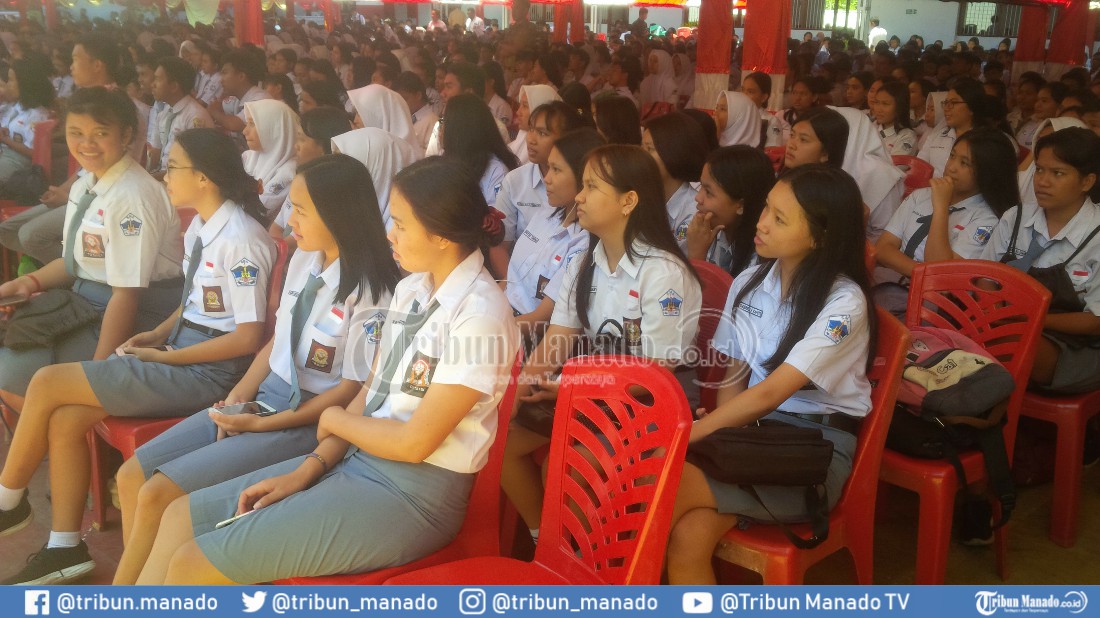 breaking-news-ribuan-siswa-tumpah-ruah-di-halaman-sekolah-sman-2-ikut-kegiatan-ini.jpg