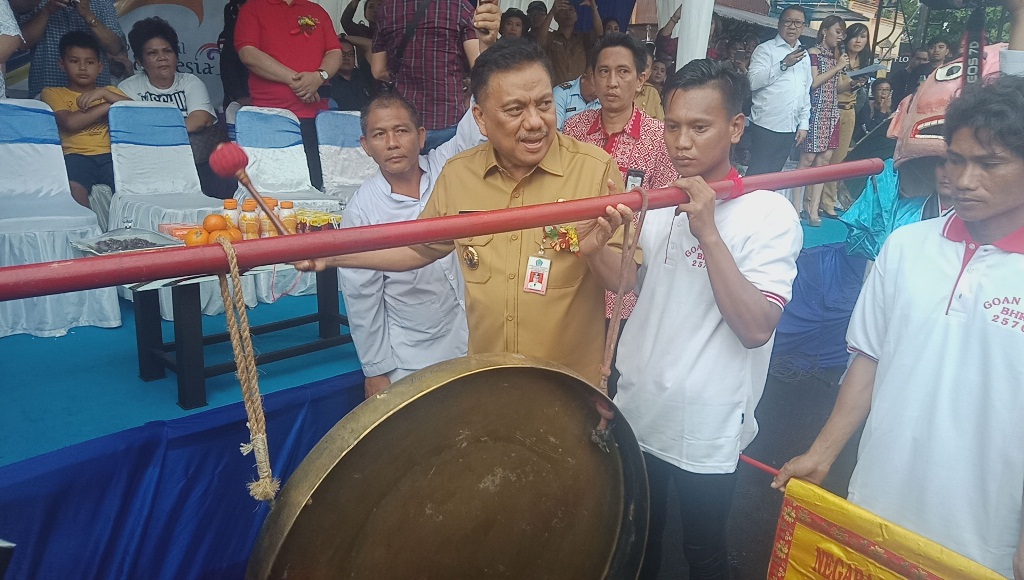 Gubernur Olly Buka Cap Go Meh, Pukul Gong Bersama Wali Kota Manado Vicky Lumentut