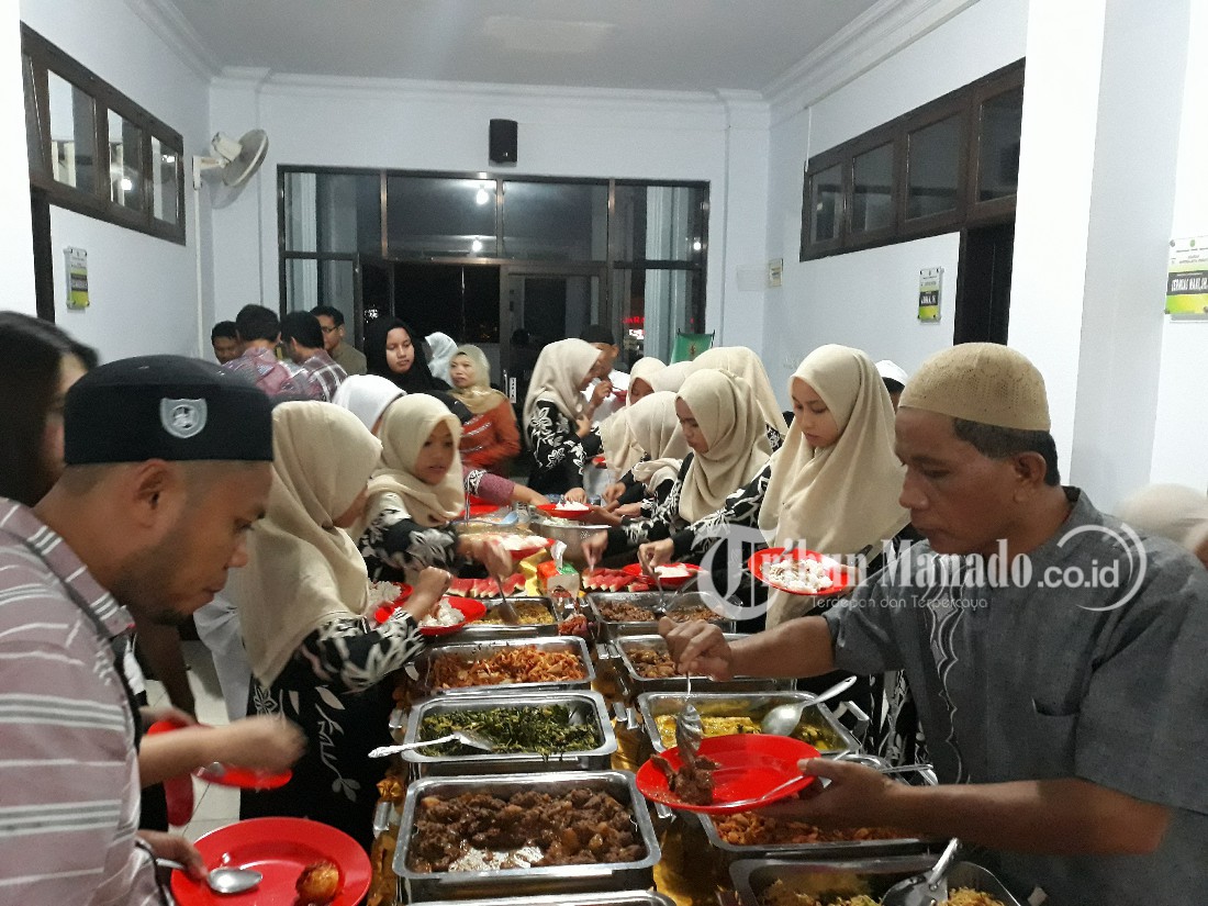 buka-puasa-bersama-anak-panti-asuhan-an-nur-dan-seluruh-staf-serta-pegawai-pengadilan-tinggi-manado_20180601_130917.jpg