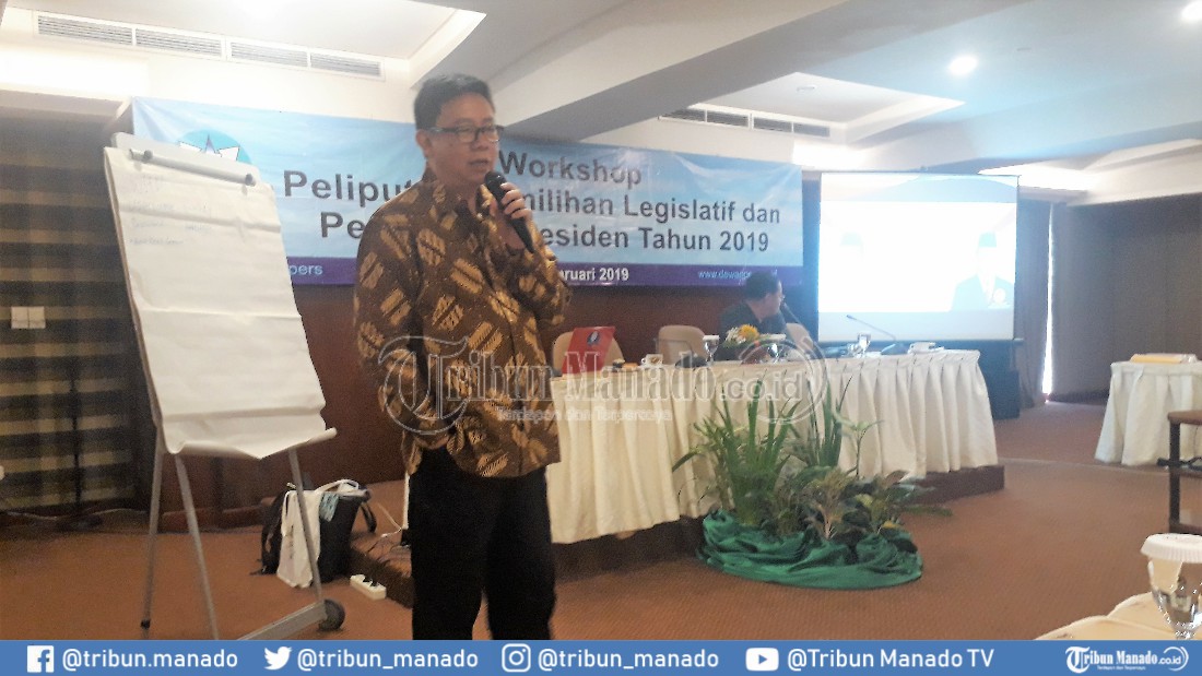 buka-workshop-di-manado-ketua-dewan-pers-heran-dengan-banyaknya-poster-caleg.jpg
