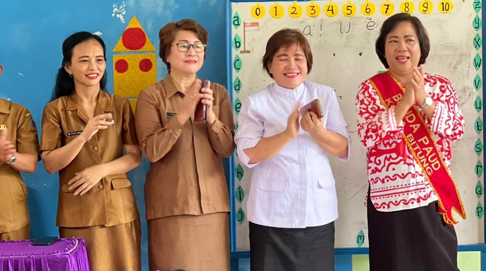 Rita Tangkudung bagi Kue Spesial dari Wali Kota Bitung Maurits Mantiri ke Anak PAUD