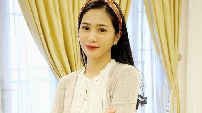 Awet Muda, Intip Cantiknya Bunga Zainal, Istri Produser Kenamaan Sukhdev Singh