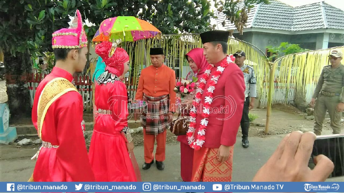 Bupati Bolsel Disambut Adat Gorontalo di Kecamatan Posigadan