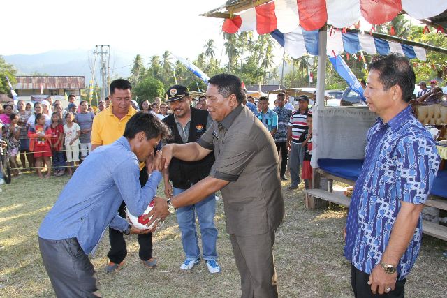 bupati-bolmong-buka-sepak-bola-antar-desa_20150821_195004.jpg