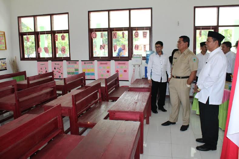 bupati-bolmong-resmikan-madrasah_20160225_130618.jpg
