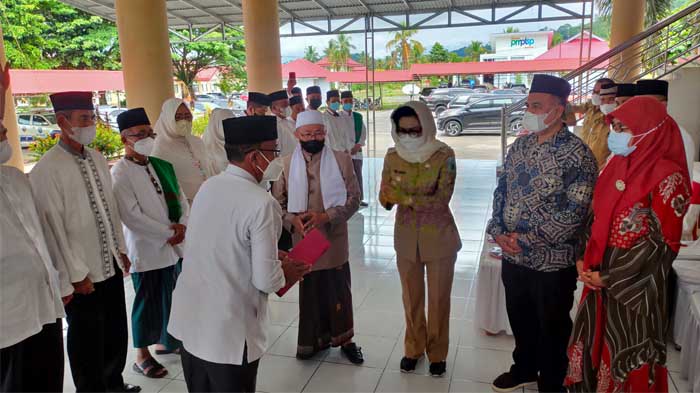 bupati-bolmong-yasti-mokoagow-saat-hadir-di-pelantikan-mui-bolmong-34737.jpg