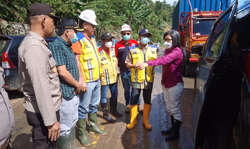 bupati-bolmong-yasti-soepredjo-mokoagow-saat-meninjau-lokasi-longsor-di-desa-komangaan-gfhgfhfg67gh.jpg