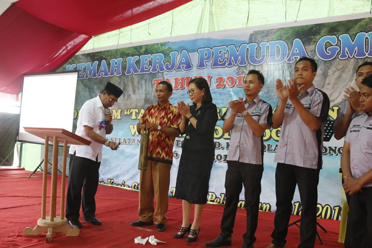 bupati-boltim-sehan-landjar-membuka-kegiatan-kemah-kerja-pemuda-gmibm_20180702_185547.jpg