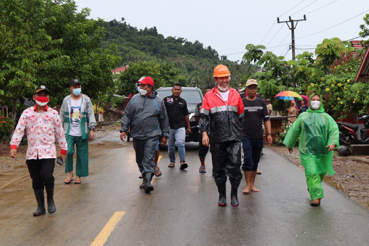 bupati-dan-wabup-meninjau-langsung-lokasi-banjir-di-kecamatan-pinolosian-tengah-kabupaten-bolsel.jpg