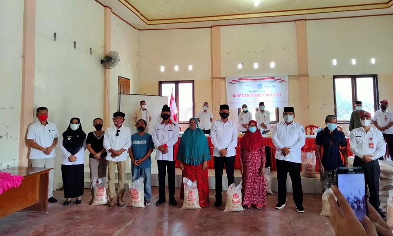 bupati-iskandar-kamaru-memberikan-bst-kepada-keluarga-penerima-manfaat-kpm.jpg